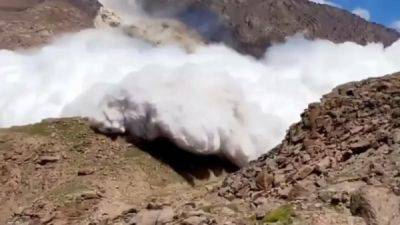 Турист снял на видео, как его поглотила снежная лавина в горах Киргизии - porosenka.net - Киргизия