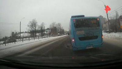 В Петербурге у автобуса на ходу отвалилось колесо и ударило девушку на остановке - porosenka.net - Санкт-Петербург