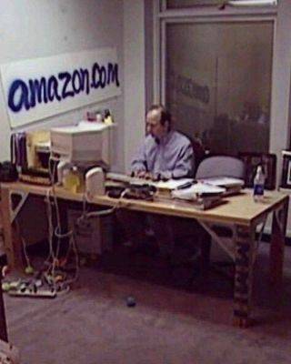 Джефф Безос - Миллиардер Джефф Безос до сих пор работает за столом, который смастерил для Amazon еще в конце 1990-х годов - porosenka.net