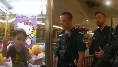 Полицейским пришлось спасать мальчика, залезшего в автомат с игрушками - porosenka.net - Австралия - Брисбен