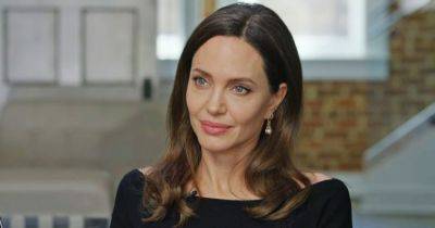 Анджелина Джоли - Анджеліна Джолі дебютувала як дизайнерка на кінопремії «Оскар» - womo.ua