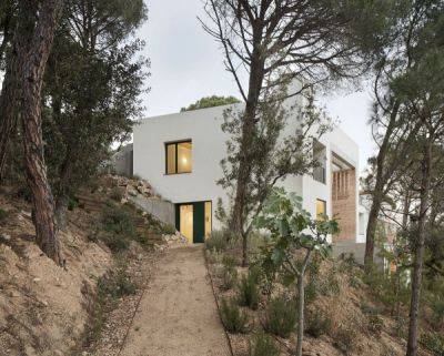 Дом на крутом склоне с видом на лесистую долину в Каталонии - porosenka.net