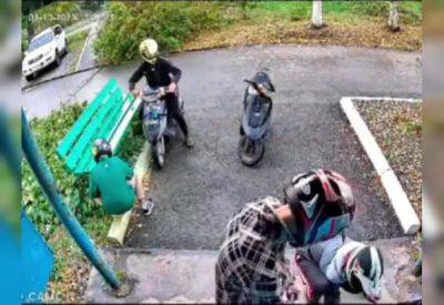 В Приморье на камеры видеонаблюдения попали подростки, которые втыкают в скамейку иглы от шприцов - porosenka.net - Приморье край