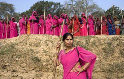 Банда женщин в розовых сари держит в страхе мужчин в Индии - porosenka.net - Индия