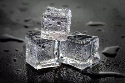 Антон Курчев - 3 интересных лайфхака с кубиками льда: их можно использовать не только для охлаждения напитков — хозяйкам на заметку - lifehelper.one