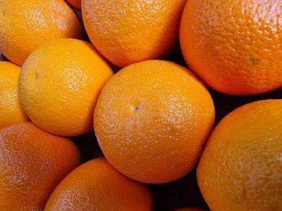 Антон Курчев - Самый простой и быстрый способ очистки апельсина: нужны нож и разделочная доска — получится полоска из долек - lifehelper.one