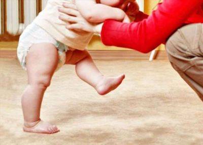 Во сколько месяцев дети начинают ходить: примерные сроки, советы родителям - milayaya.ru