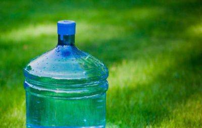 Как отмыть бутылку от зеленого налета и можно ли пить воду из нее: вы точно не знали - nashsovetik.ru
