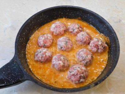 Вкусный рецепт приготовления биточков из фарша с подливкой на сковороде - milayaya.ru