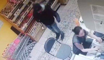 Мужчина с «розочкой» напал на кассира в магазине - porosenka.net - Россия - Омская обл.
