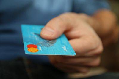 Почему нельзя передавать или продавать посторонним свои банковские карты? - shkolazhizni.ru - Россия
